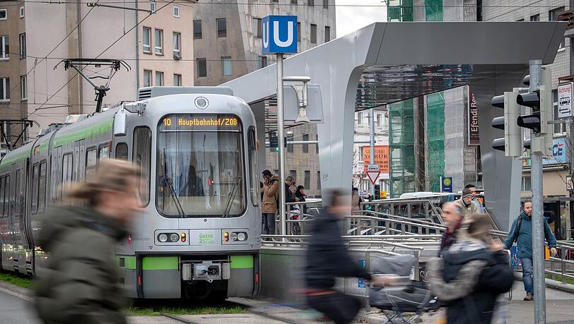 Ab Juni soll für drei Monate bundesweit ein günstiges Ticket im Nah- und Regionalverkehr gelten. Ab Juni soll für drei Monate bundesweit ein günstiges Ticket im Nah- und Regionalverkehr gelten.