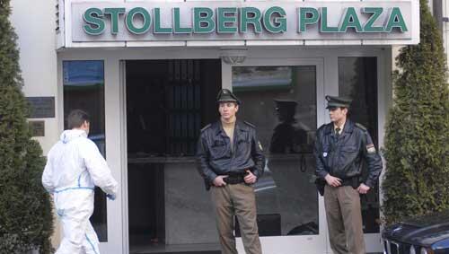 Kurz nach dem versuchten Raubmord: Ermittler vor dem Hotel in der Altstadt Kurz nach dem versuchten Raubmord: Ermittler vor dem Hotel in der Altstadt