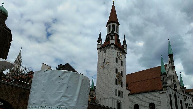 Am Viktualienmarkt, gegenüber der Heilig-Geist-Kirche, stapelt sich Baumaterial für die Arbeiten rund um den Marienplatz. Am Viktualienmarkt, gegenüber der Heilig-Geist-Kirche, stapelt sich Baumaterial für die Arbeiten rund um den Marienplatz.