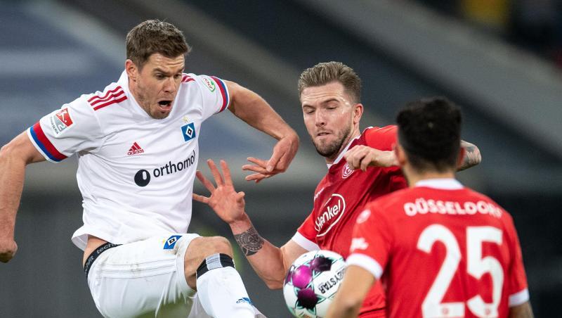 Düsseldorfs André Hoffmann (M) und HSV-Torjäger Simon Terodde teilten sich im Spitzenspiel die Punkte. Düsseldorfs André Hoffmann (M) und HSV-Torjäger Simon Terodde teilten sich im Spitzenspiel die Punkte.