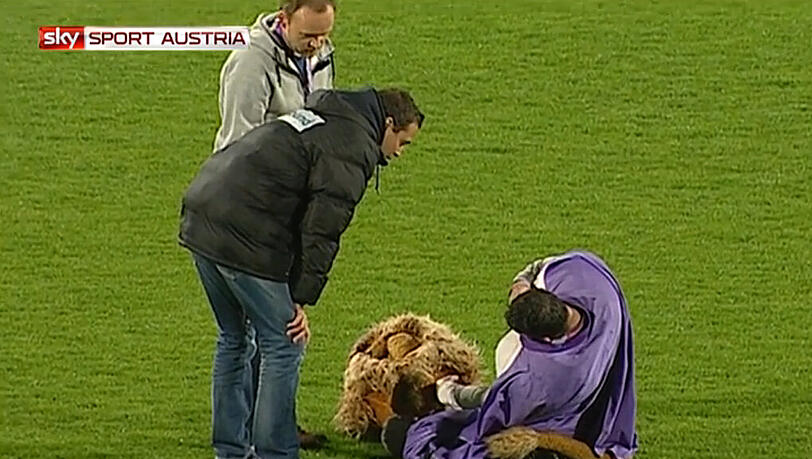Zwangspause für "Leo", das torkelnde Maskottchen von Austria Wien. Zwangspause für "Leo", das torkelnde Maskottchen von Austria Wien.
