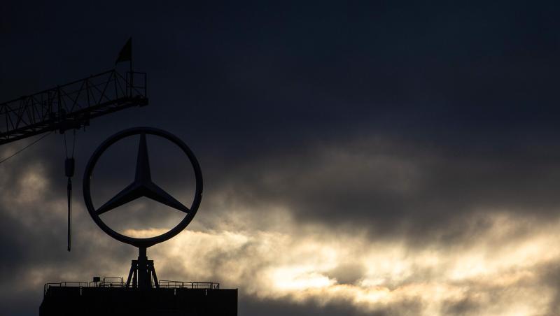 Die weltweiten Rückrufe und Verfahren im Zusammenhang mit dem Dieselskandal kosten Daimler für 2019 nochmals bis zu 1,5 Milliarden Euro zusätzlich. Die weltweiten Rückrufe und Verfahren im Zusammenhang mit dem Dieselskandal kosten Daimler für 2019 nochmals bis zu 1,5 Milliarden Euro zusätzlich.