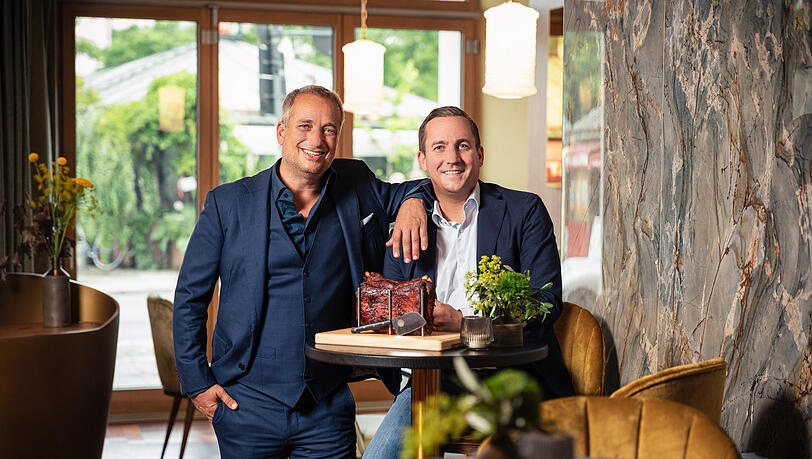 Max Schlereth (l.) und Moritz Haake haben in den ehemaligen Räumen des Veggie-Restaurants Tian einen Tempel für gutes Fleisch eröffnet. Max Schlereth (l.) und Moritz Haake haben in den ehemaligen Räumen des Veggie-Restaurants Tian einen Tempel für gutes Fleisch eröffnet.