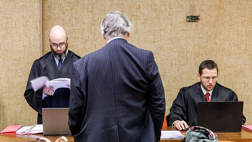 Der Angeklagte vor dem Beginn des Prozesses. Im Hintergrund seine Anwälte. Der Angeklagte vor dem Beginn des Prozesses. Im Hintergrund seine Anwälte.