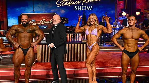 Bodybuilder und Bodybuilderinnen wie Lena Ramsteiner begrüßte Stefan Raab im Studio. Bodybuilder und Bodybuilderinnen wie Lena Ramsteiner begrüßte Stefan Raab im Studio.