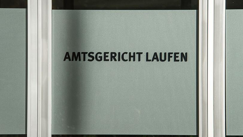 "Amtsgericht Laufen" steht am Gerichtsgebäude in Laufen (Bayern). "Amtsgericht Laufen" steht am Gerichtsgebäude in Laufen (Bayern).