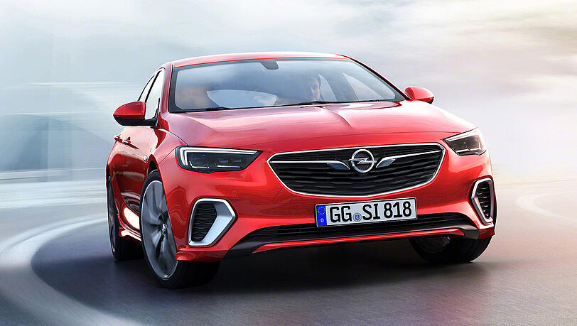 Dank des Sportfahrwerks liegt die Sport- und Business-Limousine einen Tick tiefer. Dank des Sportfahrwerks liegt die Sport- und Business-Limousine einen Tick tiefer.