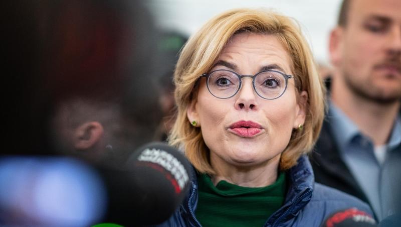 Julia Klöckner, Landwirtschaftsministerin, spricht vor der Demo. Tausende Landwirte demonstrierten gegen die Verschärfung des Düngerechts. Julia Klöckner, Landwirtschaftsministerin, spricht vor der Demo. Tausende Landwirte demonstrierten gegen die Verschärfung des Düngerechts.