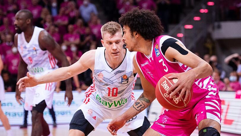 "Es steht 1:0, nicht mehr, nicht weniger", sagt Trainer Trinchieri nach dem Sieg der Bayern um Jaramez (l.) im ersten Halbfinale gegen Bonn. "Es steht 1:0, nicht mehr, nicht weniger", sagt Trainer Trinchieri nach dem Sieg der Bayern um Jaramez (l.) im ersten Halbfinale gegen Bonn.