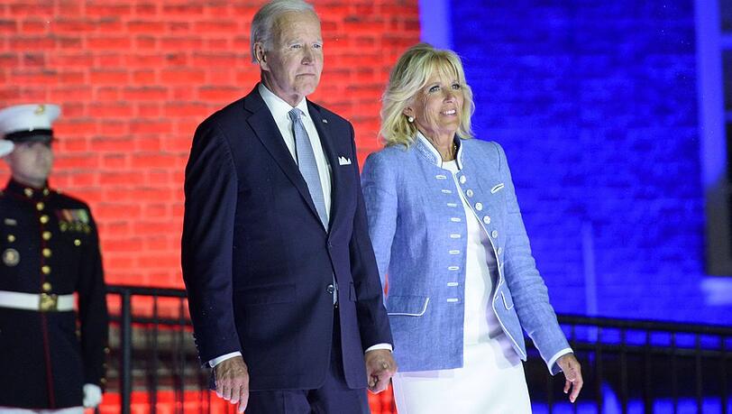 Joe und Jill Biden reisen alleine zur Beerdigung der Queen. Joe und Jill Biden reisen alleine zur Beerdigung der Queen.