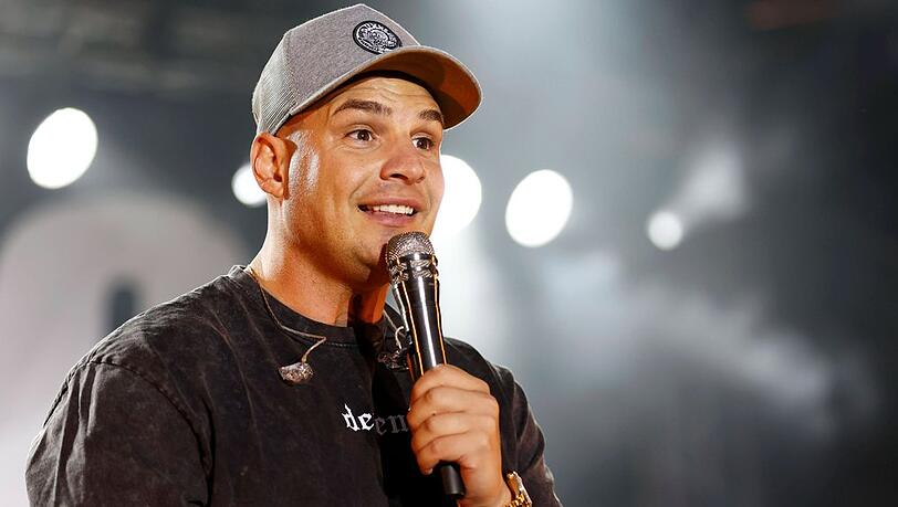 Pietro Lombardi nimmt an der neuen Amazon-Prime-Show "Licht aus" teil: Darin leben acht prominente Kandidaten 120 Stunden in kompletter Dunkelheit. Pietro Lombardi nimmt an der neuen Amazon-Prime-Show "Licht aus" teil: Darin leben acht prominente Kandidaten 120 Stunden in kompletter Dunkelheit.