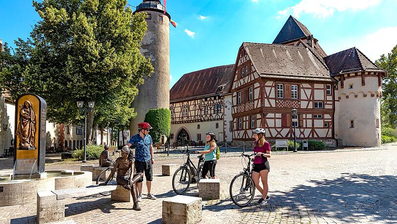 Das Schloss in Tauberbischofsheim mit dem tauberfränkischen Landschaftsmuseum und dem berühmten Türmersturm auf dem Schlossplatz ist einen Besuch wert. Das Schloss in Tauberbischofsheim mit dem tauberfränkischen Landschaftsmuseum und dem berühmten Türmersturm auf dem Schlossplatz ist einen Besuch wert.