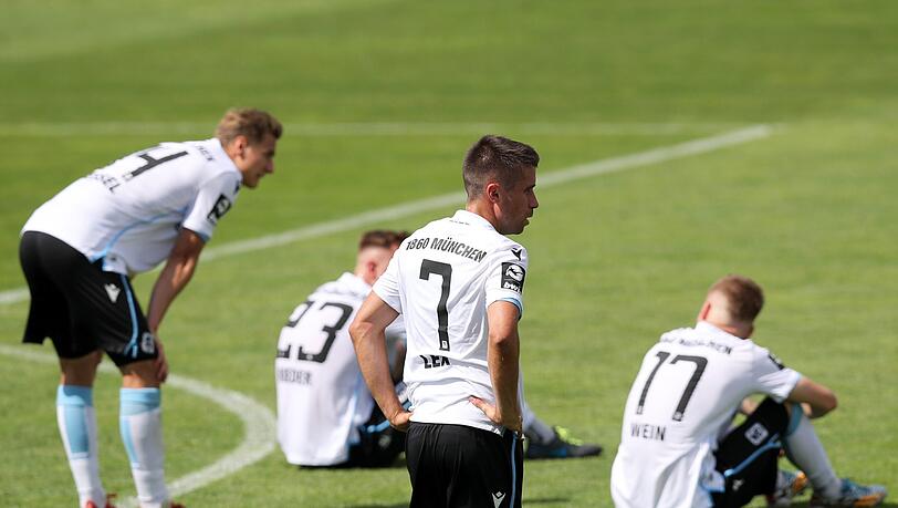 Pure Enttäuschung: Die Löwen nach dem verpassten Aufstieg gegen Ingolstadt. Pure Enttäuschung: Die Löwen nach dem verpassten Aufstieg gegen Ingolstadt.