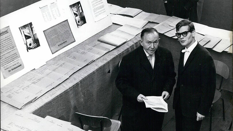1961: Streckers Ausstellung wird in München eröffnet. Das Foto zeigt Strecker rechts und Joel Brand. Dieser war später Kronzeuge der israelischen Anklage im Prozess gegen den ehemaligen SS-Führer Adolf Eichmann in Jerusalem. 1961: Streckers Ausstellung wird in München eröffnet. Das Foto zeigt Strecker rechts und Joel Brand. Dieser war später Kronzeuge der israelischen Anklage im Prozess gegen den ehemaligen SS-Führer Adolf Eichmann in Jerusalem.
