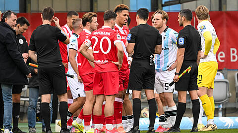 Schiedsrichter Oldhafer, Konrad unterbricht das Spiel zwischen dem TSV 1860 und Energie Cottbus. Schiedsrichter Oldhafer, Konrad unterbricht das Spiel zwischen dem TSV 1860 und Energie Cottbus.