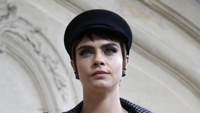 Kleidung schmückt - und schützt vor allem: Cara Delevingne. Kleidung schmückt - und schützt vor allem: Cara Delevingne.