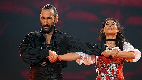 Massimo Sinató musste sich mit Paola Maria aus der diesjährigen "Let's Dance"-Staffel verabschieden. Massimo Sinató musste sich mit Paola Maria aus der diesjährigen "Let's Dance"-Staffel verabschieden.