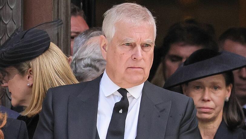 Andrew Mountbatten-Windsor ist durch den Epstein-Skandal tief gefallen. Er verlor seine Titel und seine Royal Lodge. Andrew Mountbatten-Windsor ist durch den Epstein-Skandal tief gefallen. Er verlor seine Titel und seine Royal Lodge.