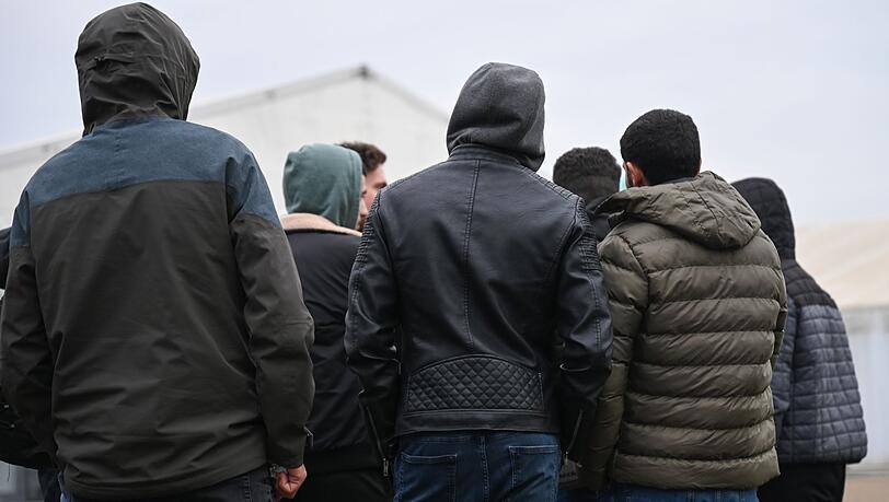 Kriegsflüchtlinge aus Syrien stehen auf dem Gelände einer Flüchtlingsunterkunft zusammen. Kriegsflüchtlinge aus Syrien stehen auf dem Gelände einer Flüchtlingsunterkunft zusammen.