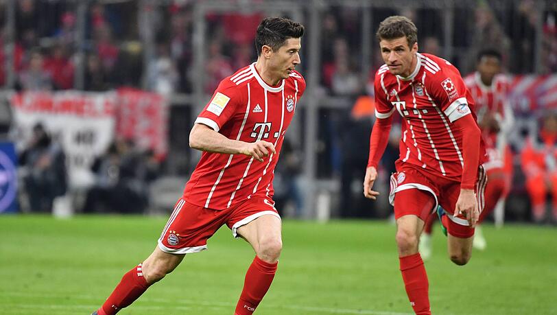 Bereits in der Saison 2017/18 lief der FC Bayern im Streifen-Look auf. Bereits in der Saison 2017/18 lief der FC Bayern im Streifen-Look auf.