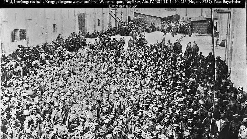 Russische Gefangene warten 1915 in Lemberg auf ihren Abtransport. Russische Gefangene warten 1915 in Lemberg auf ihren Abtransport.