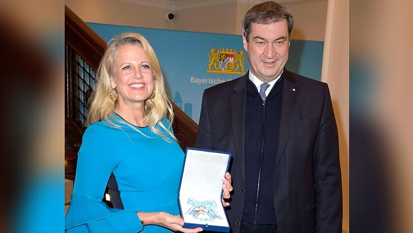 Barbara Schöneberger empfing den Bayerischen Verdienstorden in Berlin von Bayerns Ministerpräsident Markus Söder. Barbara Schöneberger empfing den Bayerischen Verdienstorden in Berlin von Bayerns Ministerpräsident Markus Söder.