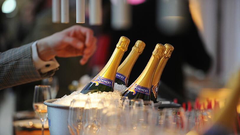 Anstoßen auf ein Frohes Neues: Sekt und Champagner gehören zu Silvester einfach dazu. Anstoßen auf ein Frohes Neues: Sekt und Champagner gehören zu Silvester einfach dazu.