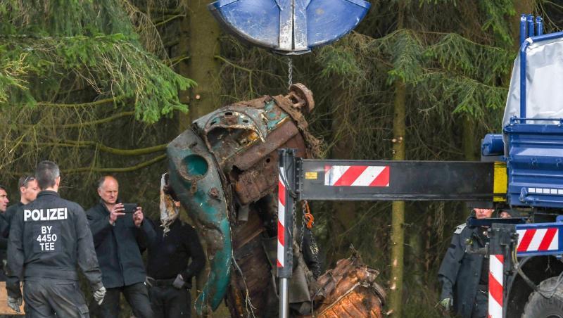 Einsatzkräfte der Polizei heben am Rande von Flossenbürg einen VW Käfer aus dem Boden. Liegt hier auch irgendwo die Leiche von Monika Frischholz? Einsatzkräfte der Polizei heben am Rande von Flossenbürg einen VW Käfer aus dem Boden. Liegt hier auch irgendwo die Leiche von Monika Frischholz?