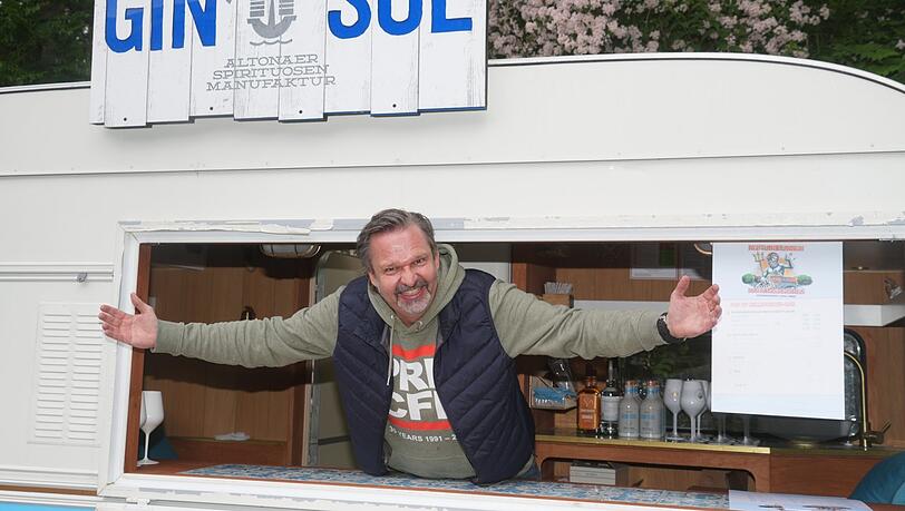 Mehrere Getränke- und Essensbuden gehören zum Kulturbiergarten am Neptunbrunnen. An diesem Standl hier, aus dem Biergartenwirt Chris Lehner herausschaut, gibt es unter anderem Gindrinks, Champagner und Aperol Spritz. Mehrere Getränke- und Essensbuden gehören zum Kulturbiergarten am Neptunbrunnen. An diesem Standl hier, aus dem Biergartenwirt Chris Lehner herausschaut, gibt es unter anderem Gindrinks, Champagner und Aperol Spritz.