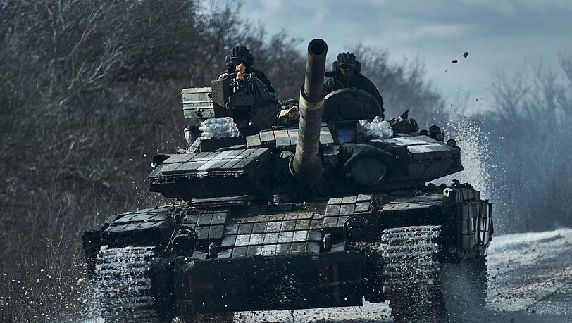 Ukrainische Soldaten auf einem Panzer an der Frontlinie in Bachmut. Ukrainische Soldaten auf einem Panzer an der Frontlinie in Bachmut.