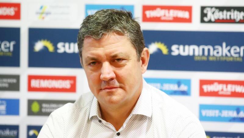 Chris Förster, Geschäftsführer des FC Carl Zeiss Jena, sitzt bei einer Pressekonferenz. Foto: Bodo Schackow/dpa-Zentralbild/dpa/Archivbild Chris Förster, Geschäftsführer des FC Carl Zeiss Jena, sitzt bei einer Pressekonferenz. Foto: Bodo Schackow/dpa-Zentralbild/dpa/Archivbild