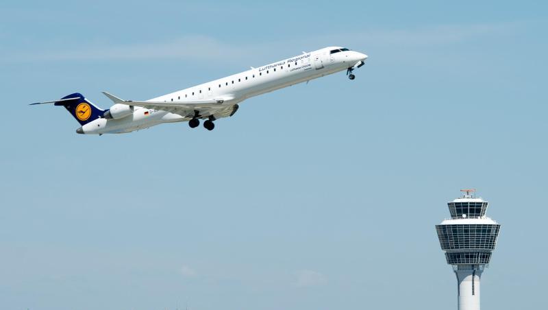 Ein Flugzeug der Lufthansa startet vom Flughafen in München. Ein Flugzeug der Lufthansa startet vom Flughafen in München.
