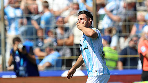Ein Kuss für die Fans, ein Sieg für den TSV 1860: Kevin Volland zeigt bei der Saison-Heimpremiere der Löwen sein außergewöhnliches Talent. Ein Kuss für die Fans, ein Sieg für den TSV 1860: Kevin Volland zeigt bei der Saison-Heimpremiere der Löwen sein außergewöhnliches Talent.