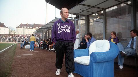 Farbenfroh auf Giesings Höhen: 1860-Trainer Karsten Wettberg im lilafarbenen Pullover vor weiß-blauer Coaching-Couch im Grünwalder Stadion. Farbenfroh auf Giesings Höhen: 1860-Trainer Karsten Wettberg im lilafarbenen Pullover vor weiß-blauer Coaching-Couch im Grünwalder Stadion.