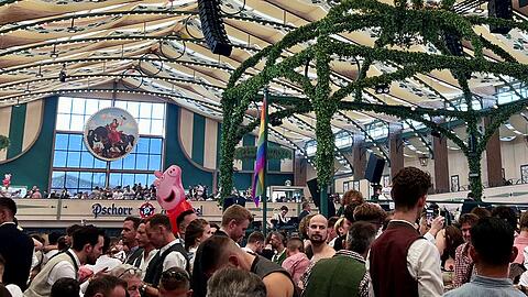 Auch in diesem Jahr war die Bräurosl zum Gay Sunday brechend voll. Queere Veranstaltungen auf der Wiesn sind generell gut besucht. Auch in diesem Jahr war die Bräurosl zum Gay Sunday brechend voll. Queere Veranstaltungen auf der Wiesn sind generell gut besucht.
