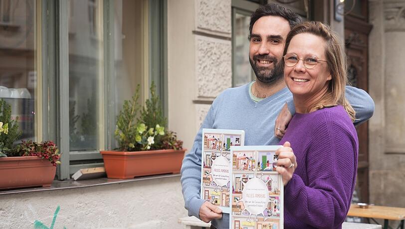Borja Clemente und Irina Brüningk mit ihrem Corona-Wimmelbuch. Borja Clemente und Irina Brüningk mit ihrem Corona-Wimmelbuch.