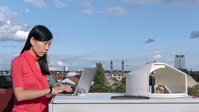 Jia Chen, Professorin für Umweltsensorik und Modellierung an der Technischen Universität München (TUM), an einer Messtation auf dem Dach ihres Instituts Jia Chen, Professorin für Umweltsensorik und Modellierung an der Technischen Universität München (TUM), an einer Messtation auf dem Dach ihres Instituts