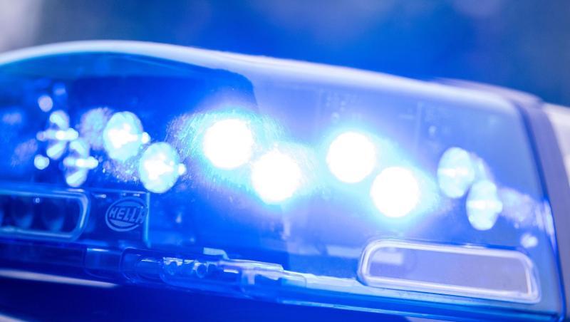 Ein Blaulicht leuchtet an einer Polizeistreife. Foto: Lino Mirgeler/Archivbild Ein Blaulicht leuchtet an einer Polizeistreife. Foto: Lino Mirgeler/Archivbild