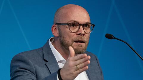 Bayerns Digitalminister Fabian Mehring (Freie Wähler) hat dem Online-Kurzbotschaftendienst schon länger den Rücken gekehrt (Archivbild). Bayerns Digitalminister Fabian Mehring (Freie Wähler) hat dem Online-Kurzbotschaftendienst schon länger den Rücken gekehrt (Archivbild).
