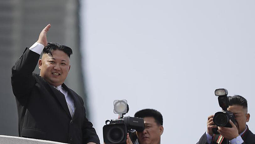 Nordkoreas Staatsoberhaupt Kim Jong Un winkt in Pjöngjang während der Militärparade, die zu Ehren des 105. Geburtstags von Staatsgründer Kim Il Sung im Stadtzentrum stattfindet. Nordkoreas Staatsoberhaupt Kim Jong Un winkt in Pjöngjang während der Militärparade, die zu Ehren des 105. Geburtstags von Staatsgründer Kim Il Sung im Stadtzentrum stattfindet.