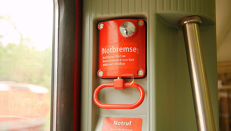 Ein 48-jähriger Mann aus Erding zog mehrmals an der S-Bahn-Notbremse. Daraufhin wurde er von der Bundespolizei festgenommen. (Symbolbild) Ein 48-jähriger Mann aus Erding zog mehrmals an der S-Bahn-Notbremse. Daraufhin wurde er von der Bundespolizei festgenommen. (Symbolbild)