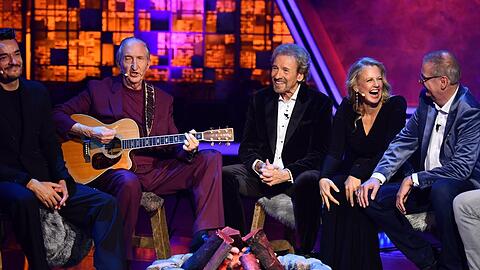 Mike Krüger widmete seinem Freund Thomas Gottschalk eine musikalische Hommage in der RTL-Show "Denn sie wissen nicht, was passiert" und war dabei so emotional, dass er seinen Text vergaß. Mike Krüger widmete seinem Freund Thomas Gottschalk eine musikalische Hommage in der RTL-Show "Denn sie wissen nicht, was passiert" und war dabei so emotional, dass er seinen Text vergaß.