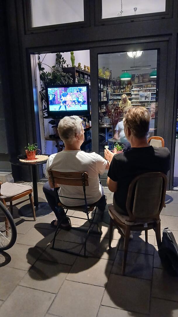 Public Viewing light: Im Glockenbachviertel hat ein Kiosk einfach einen Fernseher ins Schaufenster gestellt. Public Viewing light: Im Glockenbachviertel hat ein Kiosk einfach einen Fernseher ins Schaufenster gestellt.