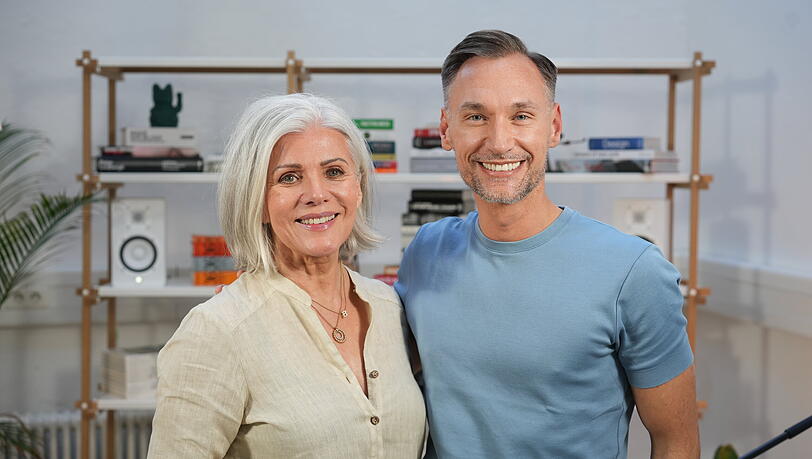Birgit Schrowange zu Gast im Podcast "Medien Martini". Gastgeber Thomas Gierling trifft darin auf Persönlichkeiten, die die Medienwelt prägen: Macher, Visionäre, Kritiker und Kreative. Birgit Schrowange zu Gast im Podcast "Medien Martini". Gastgeber Thomas Gierling trifft darin auf Persönlichkeiten, die die Medienwelt prägen: Macher, Visionäre, Kritiker und Kreative.