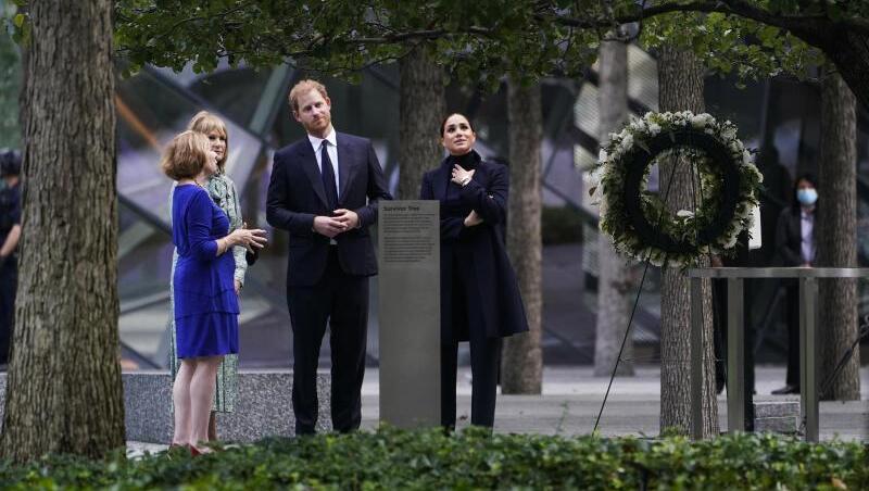 Prinz Harry (2.v.r) und Meghan Markle (r), besuchen das National September 11 Memorial & Museum. Prinz Harry (2.v.r) und Meghan Markle (r), besuchen das National September 11 Memorial & Museum.