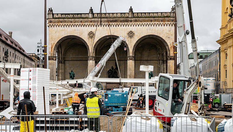 Aufbauarbeiten für die IAA am Odeonsplatz. Wer mit dem Rad hier durchwill, muss ausweichen. Aufbauarbeiten für die IAA am Odeonsplatz. Wer mit dem Rad hier durchwill, muss ausweichen.