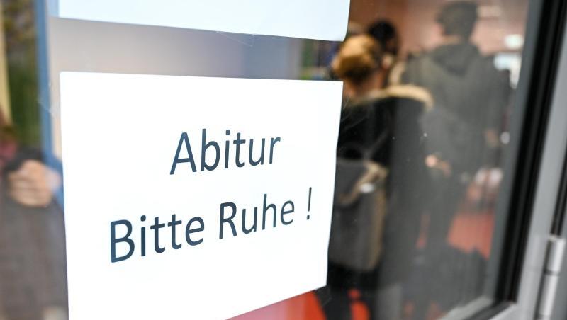 Abiturienten warten auf den Beginn ihrer Prüfungen. Foto: Felix Kästle/dpa/Symbolbild Abiturienten warten auf den Beginn ihrer Prüfungen. Foto: Felix Kästle/dpa/Symbolbild