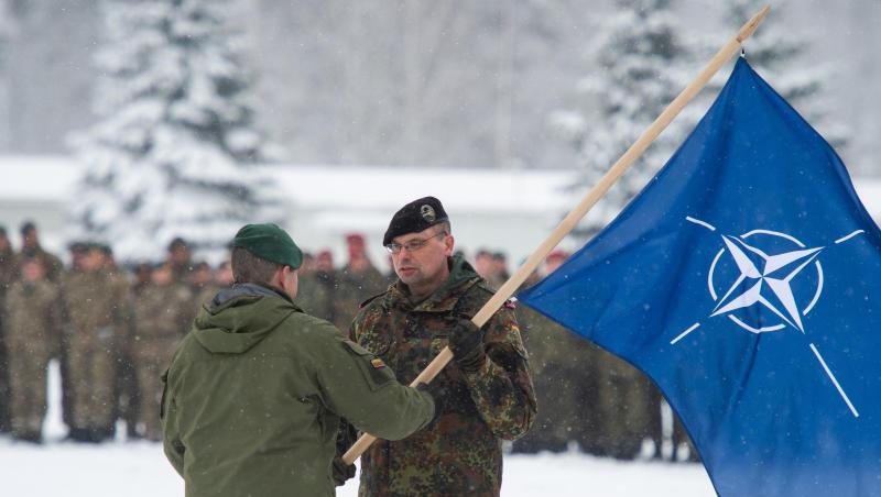 Der Brigadeführer von Iron Wolf, Steponauvicius Mindaugas, übergibt beim Übergabeappell die Natoflagge an Peter Papenbroock, Bundeswehr-Oberstleutnant und neuer Kommandeur der EFP Battlegroup in Litauen. Der Brigadeführer von Iron Wolf, Steponauvicius Mindaugas, übergibt beim Übergabeappell die Natoflagge an Peter Papenbroock, Bundeswehr-Oberstleutnant und neuer Kommandeur der EFP Battlegroup in Litauen.
