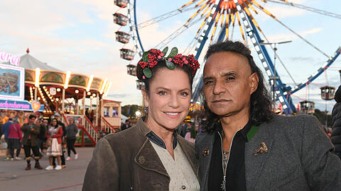 Frisch frisiertes Paar: Christine Neubauer und ihr Partner José Campos auf der Wiesn. Frisch frisiertes Paar: Christine Neubauer und ihr Partner José Campos auf der Wiesn.