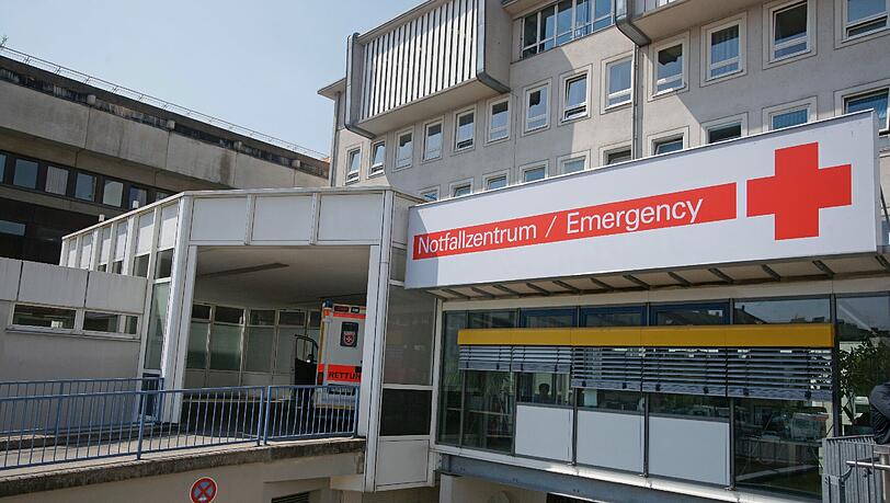 Das kleine Mädchen wurde noch in ein Krankenhaus gebracht - doch es war zu spät. Die Zweijährige starb in der Nacht zu Donnerstag. (Szenefoto) Das kleine Mädchen wurde noch in ein Krankenhaus gebracht - doch es war zu spät. Die Zweijährige starb in der Nacht zu Donnerstag. (Szenefoto)